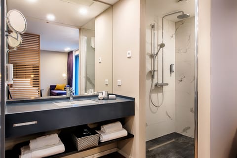 Studio, 1 Double Bed (Twin) | Bathroom | Shower, eco-friendly toiletries, hair dryer, towels