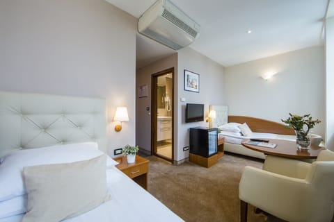 Comfort Twin Room | Desk, laptop workspace, blackout drapes, free WiFi