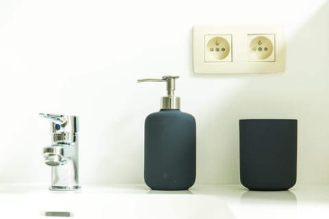 Combined shower/tub, deep soaking tub, rainfall showerhead, hair dryer