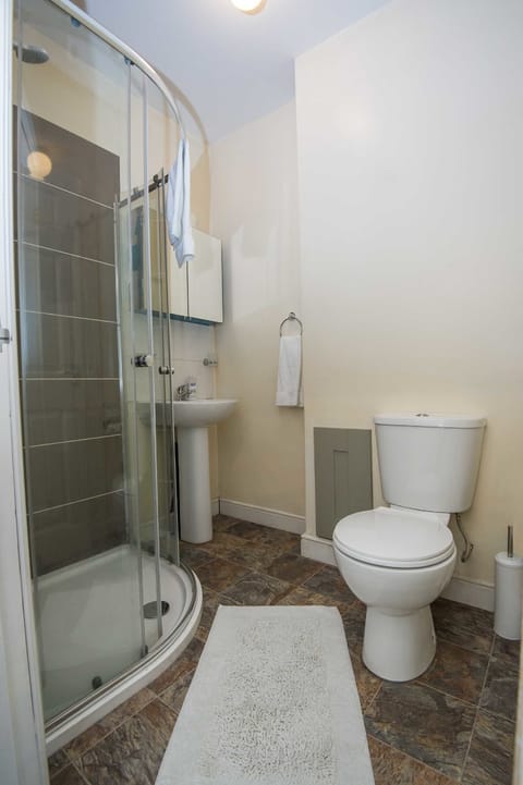 Executive Studio, Multiple Beds | Bathroom | Shower, free toiletries, hair dryer, towels