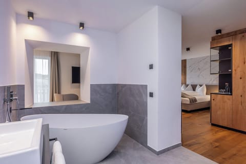 Romantic Suite | Bathroom | Hair dryer, bidet, towels, soap