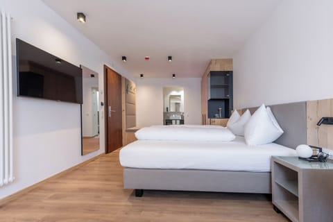 Deluxe Double Room | In-room safe, desk, free WiFi, bed sheets