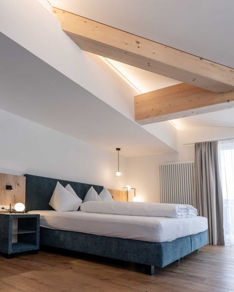 Junior Suite | In-room safe, desk, free WiFi, bed sheets