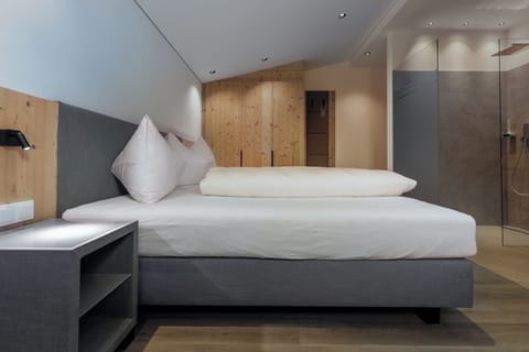 Standard Double Room | In-room safe, desk, free WiFi, bed sheets