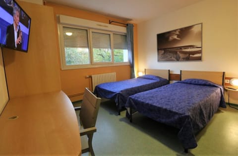 Standard Twin Room | Desk, blackout drapes, free WiFi, bed sheets