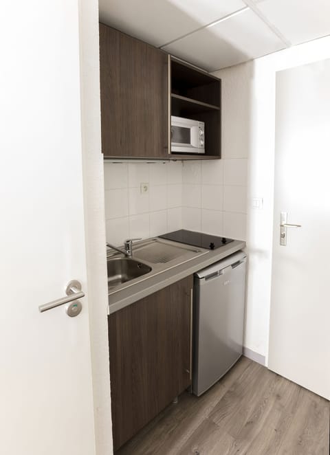 Studio, 1 Double Bed | Private kitchen | Fridge, microwave, stovetop, electric kettle