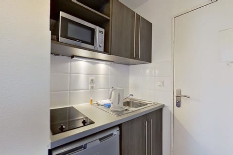 Comfort Studio, 2 Twin Beds | Private kitchen | Fridge, microwave, stovetop, electric kettle