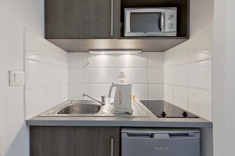 Comfort Studio, 1 Double Bed, Balcony | Private kitchen | Fridge, microwave, stovetop, electric kettle