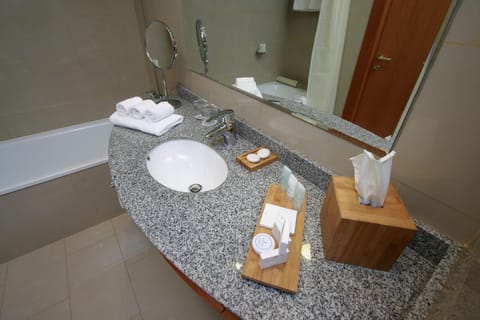 Junior Suite King | Bathroom | Combined shower/tub, hair dryer, towels