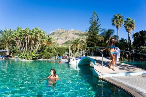 Indoor pool, 2 outdoor pools