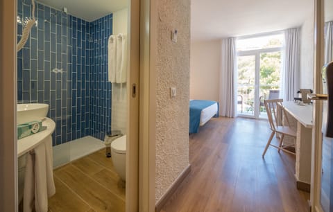 Premium Double Room, Balcony | Bathroom | Shower, eco-friendly toiletries, hair dryer, towels