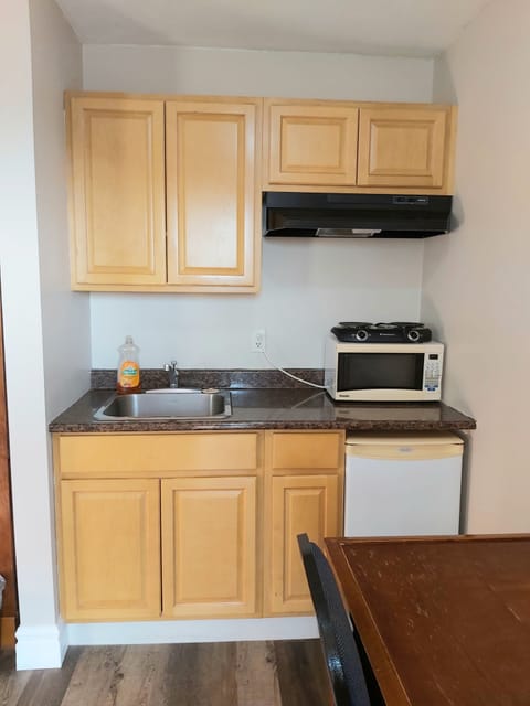 Standard Room, 2 Double Beds, Kitchenette | Private kitchenette | Mini-fridge, microwave, paper towels