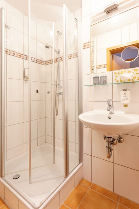 Comfort Double Room | Bathroom | Hair dryer, towels