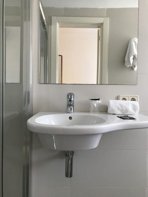 Single Room | Bathroom | Shower, free toiletries, towels