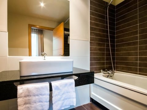 Double or Twin Room | Bathroom | Hair dryer, towels