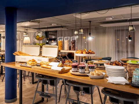 Daily continental breakfast (EUR 12 per person)