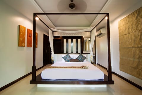 One Bedroom Jacuzzi Villa | Minibar, in-room safe, desk, blackout drapes