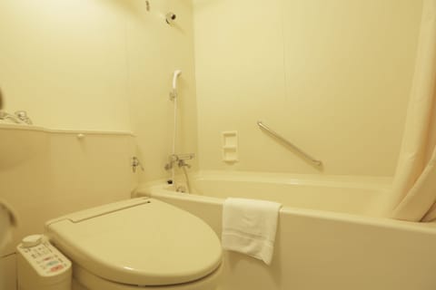 Combined shower/tub, deep soaking tub, designer toiletries, hair dryer