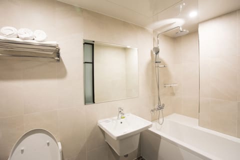 Deluxe Room, 1 Queen-sized bed, Bathtub | Bathroom | Free toiletries, hair dryer, bathrobes, towels