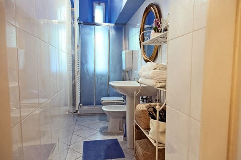 Comfort Triple Room | Bathroom | Shower, free toiletries, hair dryer, bidet