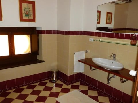 Family Room, Multiple Beds, Shared Bathroom | Bathroom sink