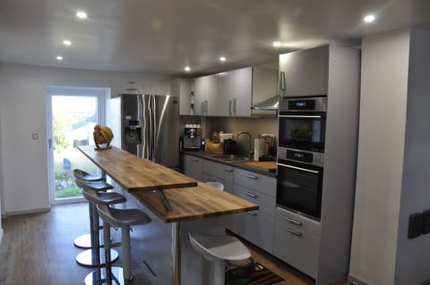 Full-size fridge, microwave, oven, stovetop