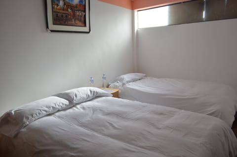 Double Room, Private Bathroom (Rosa) | Iron/ironing board, free WiFi, bed sheets