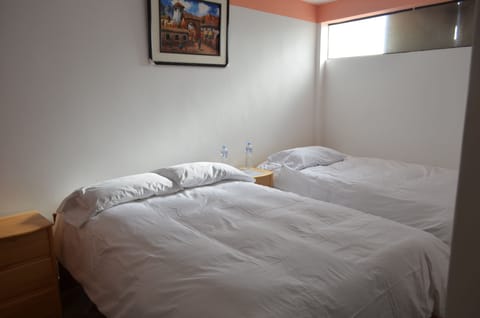 Double Room, Private Bathroom (Rosa) | Iron/ironing board, free WiFi, bed sheets