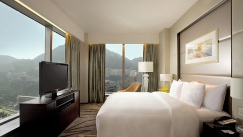 Executive Suite, 1 King Bed | Premium bedding, down comforters, free minibar items, in-room safe