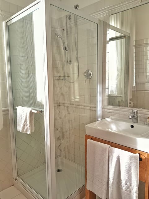 Comfort Suite, Terrace, Garden View | Bathroom | Shower, free toiletries, hair dryer, bidet
