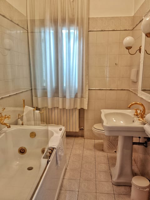 Deluxe Suite, Bathtub, Garden View | Bathroom | Shower, free toiletries, hair dryer, bidet