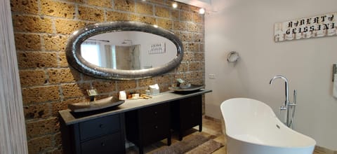 Suite (MONACO) | Bathroom | Free toiletries, hair dryer, slippers, heated floors