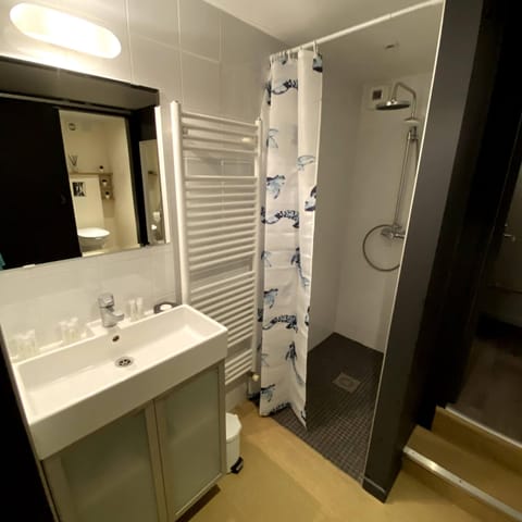 Comfort Triple Room, Garden View (Antoine) | Bathroom