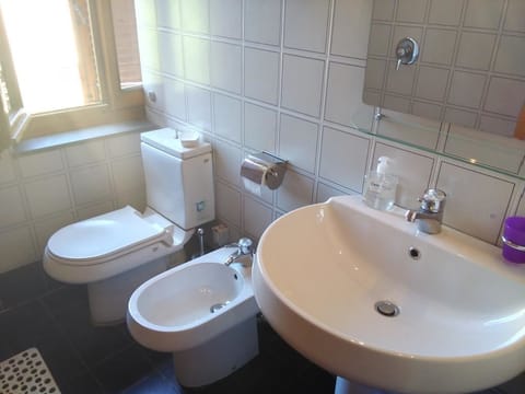Double or Twin Room, Ensuite | Bathroom | Shower, hair dryer, bidet