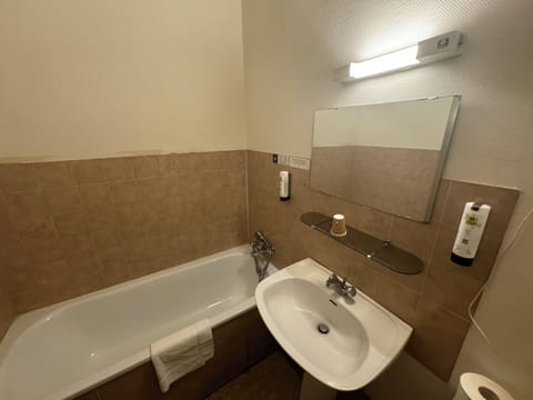 Double Room | Bathroom | Free toiletries, hair dryer, towels