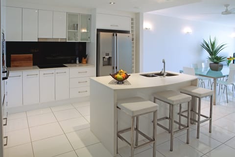 1 Bedroom Ocean View - ESCAPE (NO DAILY SERVICE) | Private kitchen | Full-size fridge, microwave, oven, stovetop