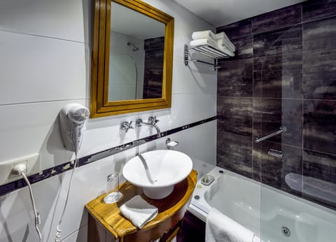 Standard Double Room | Bathroom | Free toiletries, hair dryer, towels, shampoo