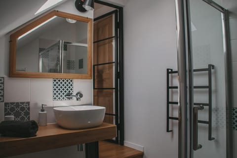 Shower, free toiletries, hair dryer, towels