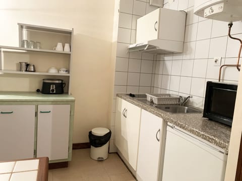 Family Studio (3 people) | Private kitchen | Fridge, microwave, stovetop, cookware/dishes/utensils