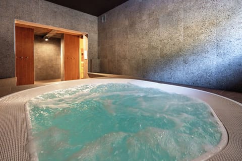 Sauna, spa tub, steam room