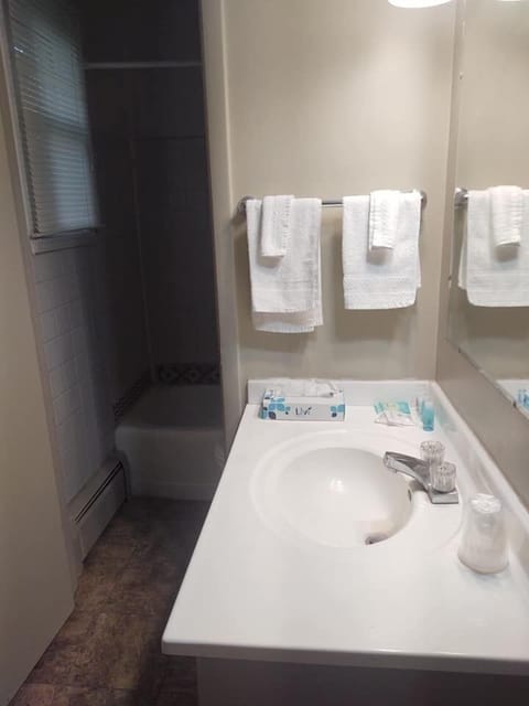 Combined shower/tub, free toiletries, towels, soap