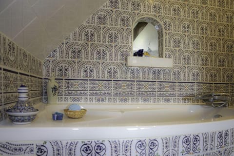 Double Room (Orientale) | Bathroom | Free toiletries, hair dryer, bathrobes, towels