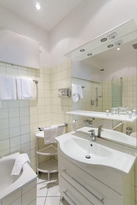 Double Room | Bathroom | Shower, hair dryer, towels