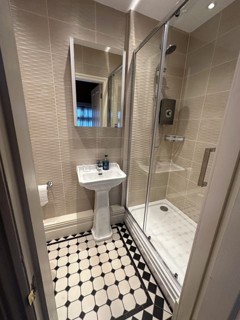 Single Shower Ensuite | Bathroom | Free toiletries, hair dryer, towels