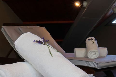 Couples treatment rooms, sauna, spa tub, steam room, body treatments