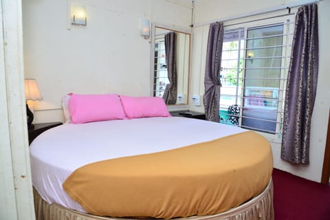 Romantic Room, 1 Queen Bed, Non Smoking | Pillowtop beds, free minibar, blackout drapes, iron/ironing board