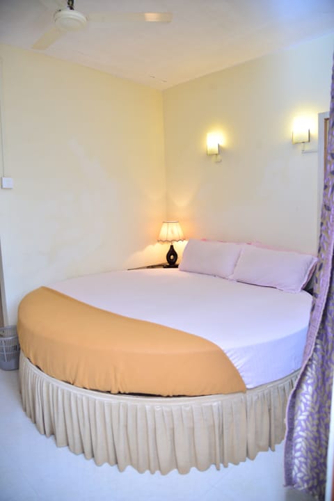 Premium Double Room, 1 Double Bed, Non Smoking | Pillowtop beds, free minibar, blackout drapes, iron/ironing board