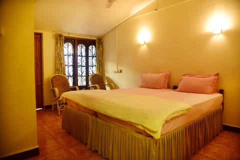 Romantic Room, 1 Queen Bed, Non Smoking | Pillowtop beds, free minibar, blackout drapes, iron/ironing board