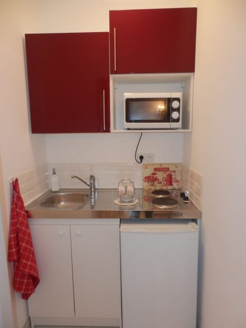 Double Room (Manoir) | Private kitchenette | Fridge, microwave