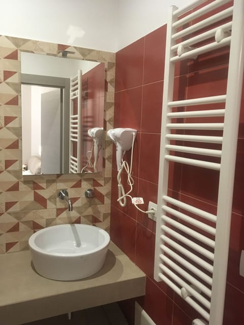 Standard Single Room, 1 Large Twin Bed, Non Smoking | Bathroom | Shower, hair dryer, bidet, towels